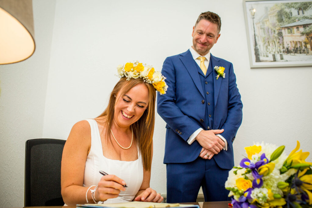 bride signing wedding resgiters